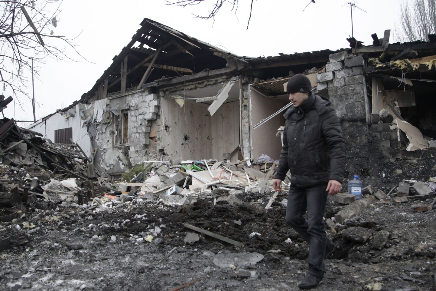 Mees seisab Donetskis üle eramu juures, mis kohalike väitel purunes hiljutise suurtükitule ajal.