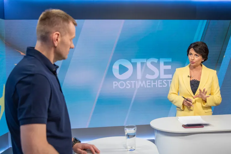 Студия Postimees: полезно ли знать размер зарплаты коллег? / Одежда ведущей: Tallinna Kaubamaja / Weekend Max Mara