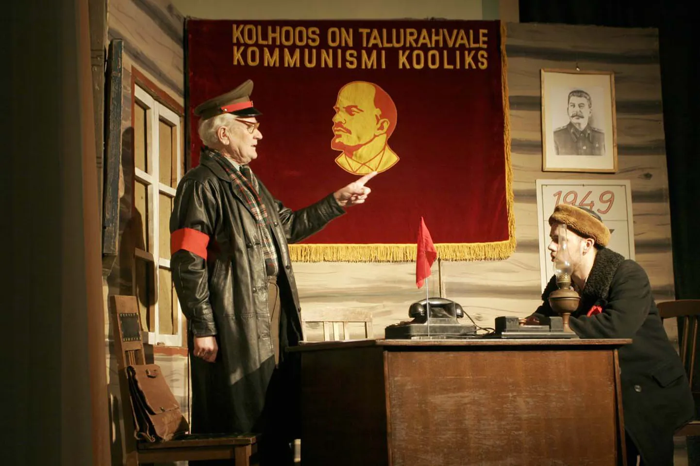 Näidendis «Valupisarais märtsipäevad» ei räägi valla partorg mitte küüditamisest, vaid «vastalise elemendi kaugele ära saatmisest ümberkasvamiseks». Partorgi kehastanud Herbert Last (vasakul) loodab, et etendus teeb noortele meie rahva ajaloo ühe olulise pöördepunkti elavaks.
