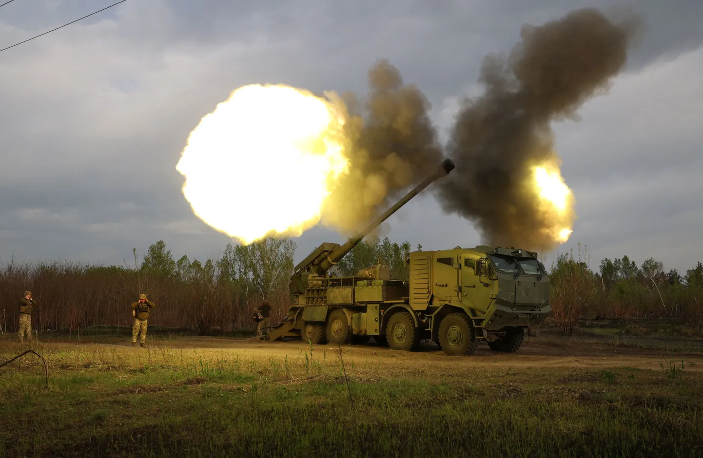 Ukraina 43. üksiku mehhaniseeritud brigaadi suurtükiväelased andmas liikursuurtükiga Bohdana tulelööki Venemaa positsioonide pihta.