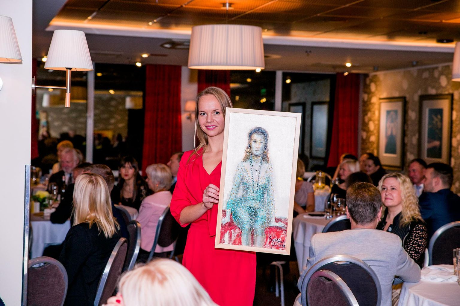 Lastefondi vabatahtlik 1500 euro eest müüdud Epp Maria Kokamägi maaliga «Naine pärlitega».