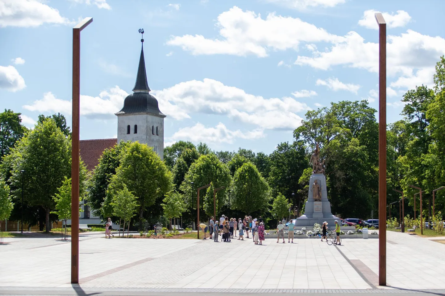 Kui õhtud lähevad pimedamaks, pannakse paika ka Viljandi vabadussamba valgustid. Seni valgustavad sammast tänavalambid.