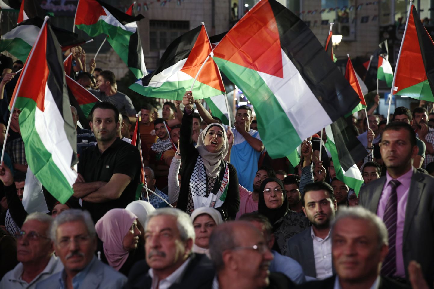 Palestiinlased lehvitamas oma rahvuslippe.