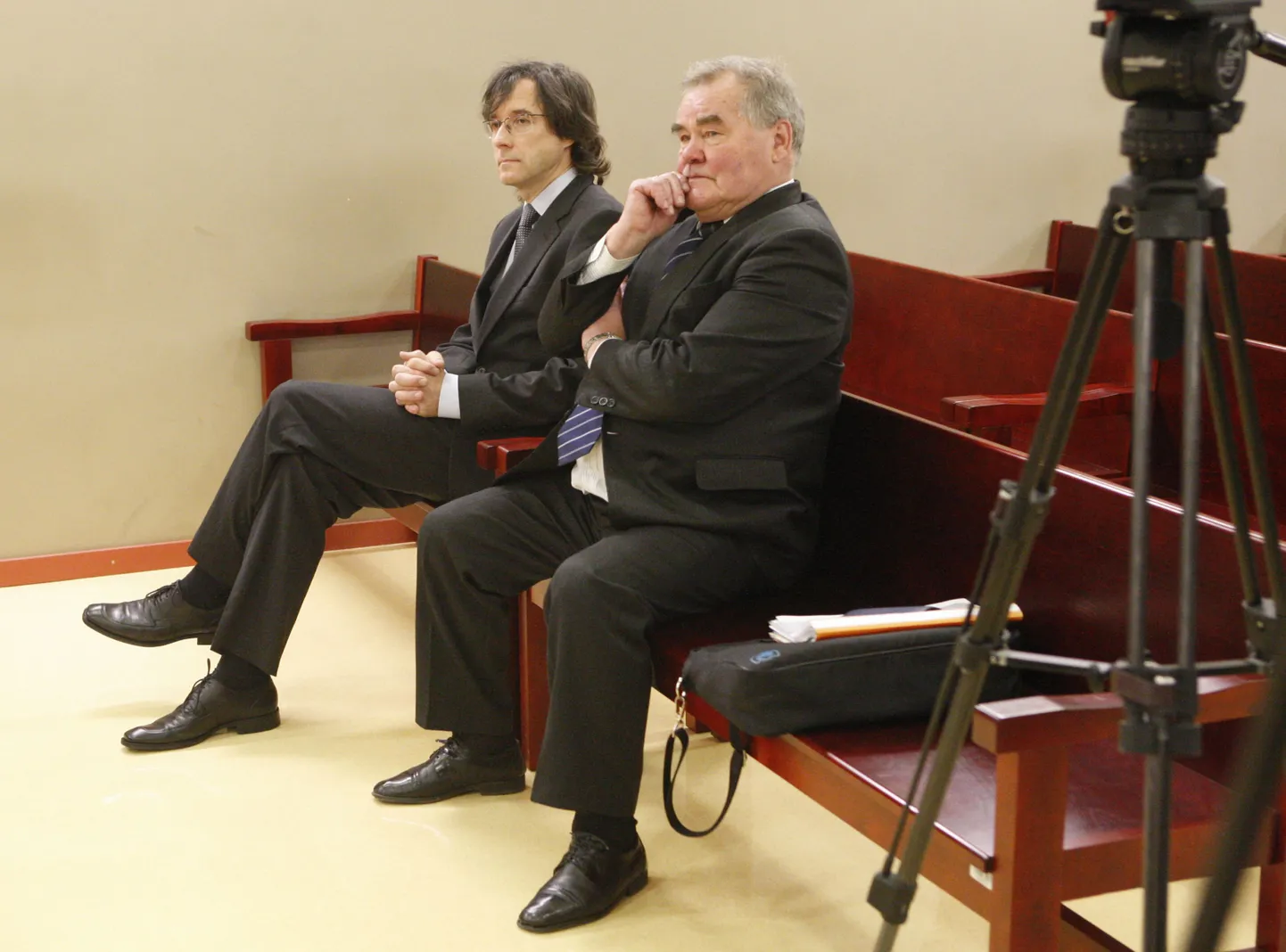 Ebaseaduslike inimuuringute protsess Tartu kohtumajas. Pildil süüdistatavad - Valga haigla ülemarst Andres Sell (vasakul) ja inimuuringute eetikakomitee endine esimees Lembit Allikmets.