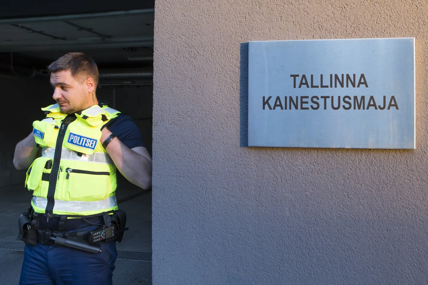 Tallinna kainestusmajas muutus naine agressiivseks ja tungis politseinikule kallale. Pildil olev politseinik ei ole juhtunuga seotud.