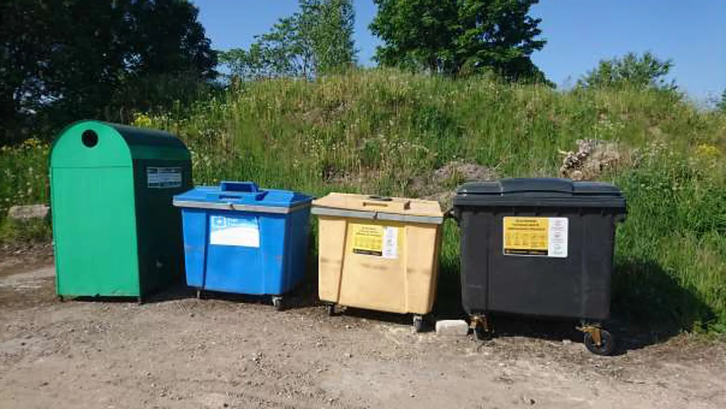 UUED KONTEINERID: Piiril lisati 1,1-kuupmeetrisele segapakendikonteinerile 0,6 m3 segapakendikonteiner, Pädastes oli varem vaid klaasikonteiner, juurde toodi segapakendikonteiner.