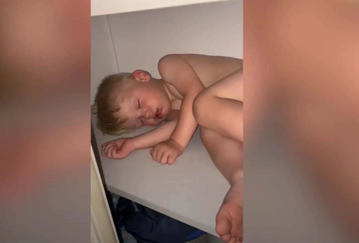 Poiss magab vabalt ka riiulis