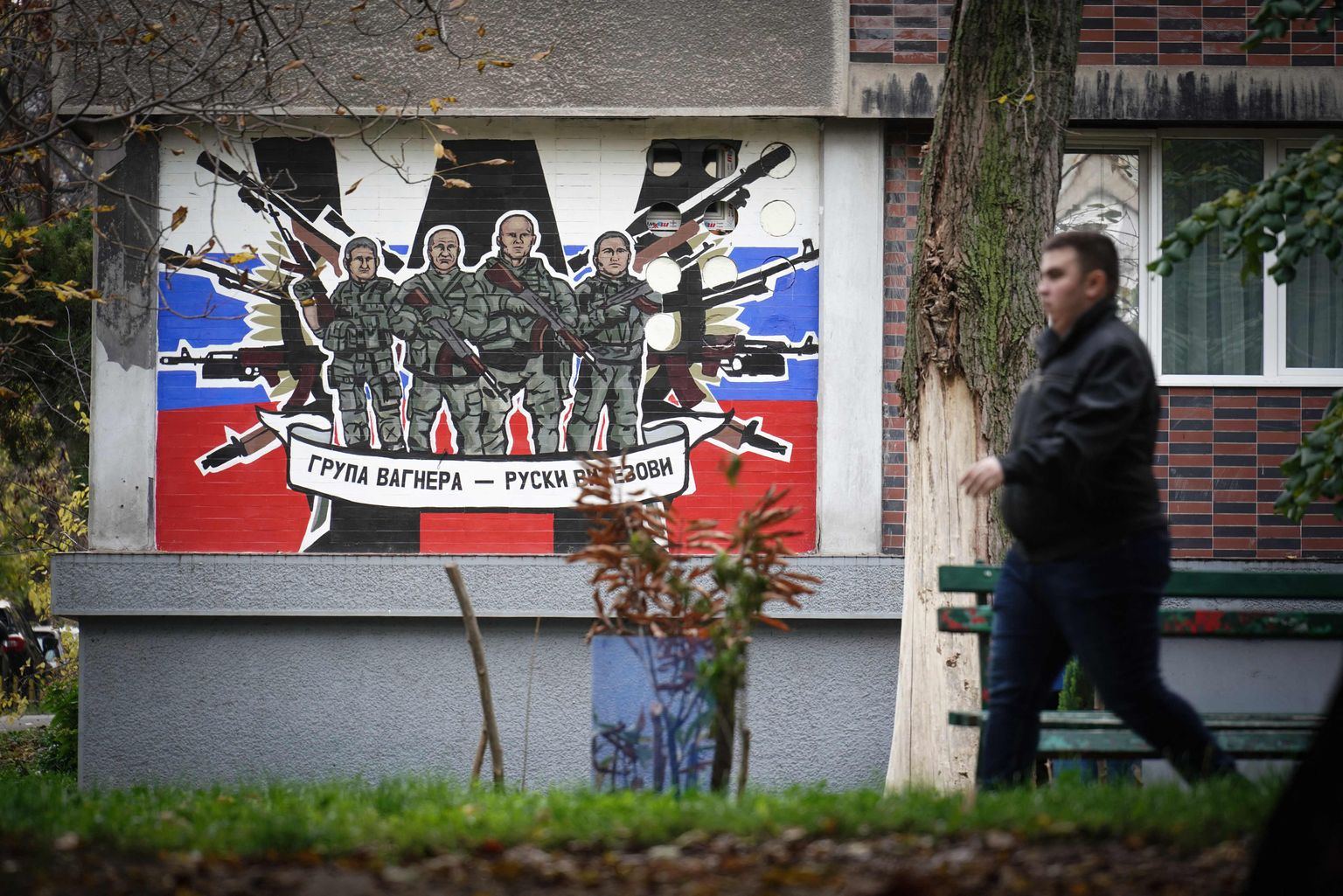 Venemaa erasõjafirmat Wagner ülistav seinamaaling Belgradis. Kiri sellel ütleb: "Wagneri grupp - Vene rüütlid".