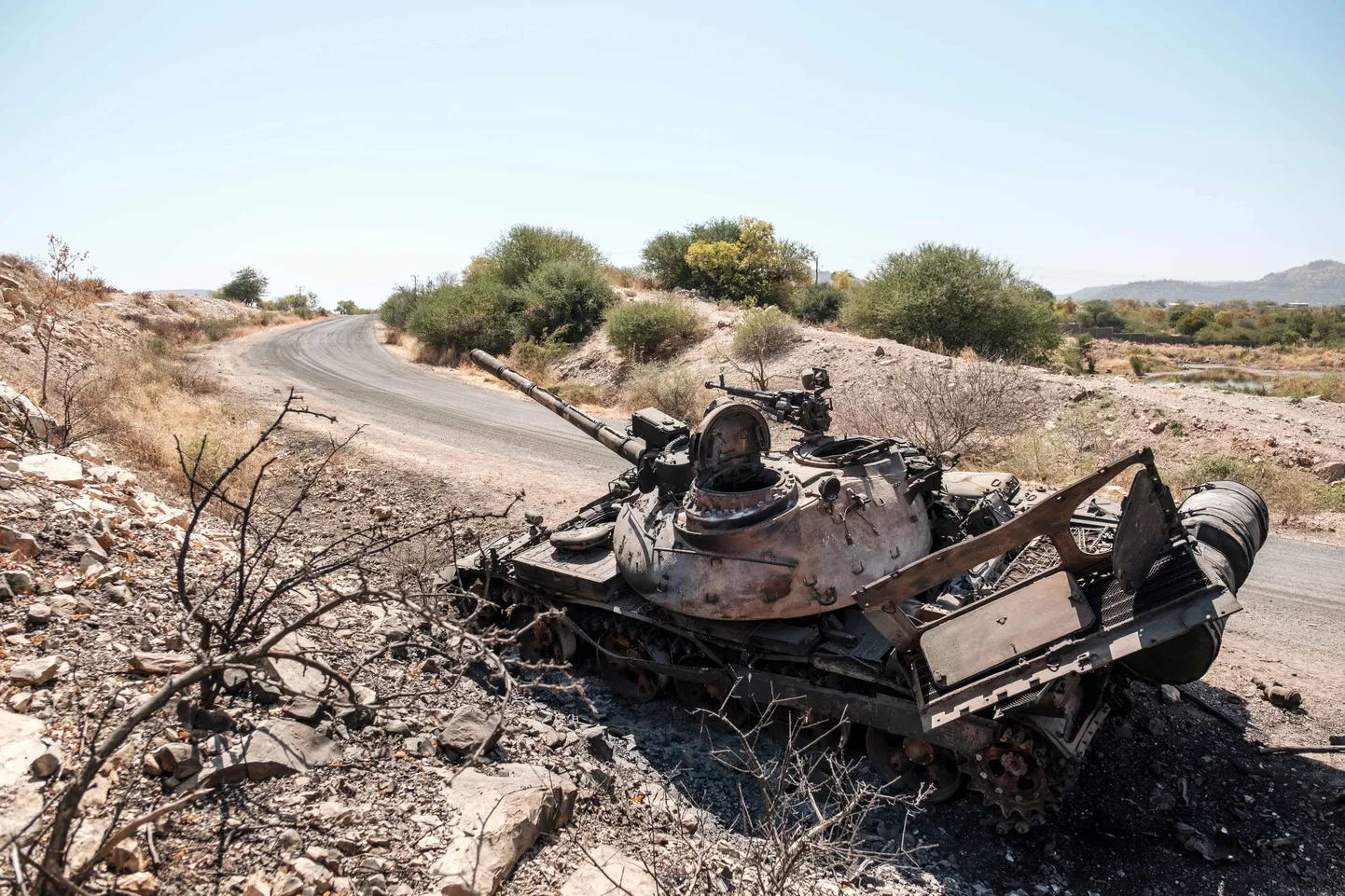 Kahjustatud tank Tigray maanteel.