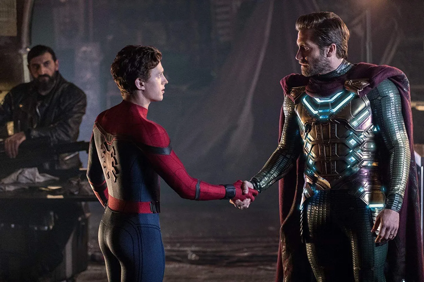 Armas Tom Holland mõjub kohati lausa Ämblikpoisikesena, Jake Gyllenhaal tema vastase Mysteriona aga teeb mõneti häguse rolli.  Kaader filmist