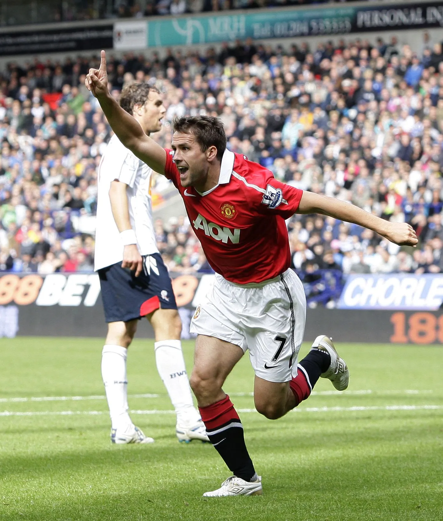 Michael Owen väravat tähistamas.