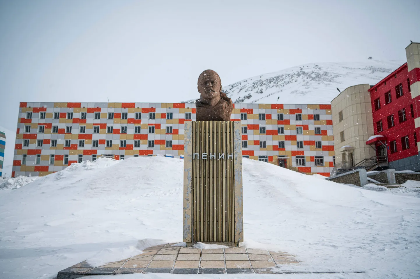 Lenini monument Teravmägedes Barentsburgi linnas, kus tegutseb Venemaa söekaevandusettevõte Arktikugol.