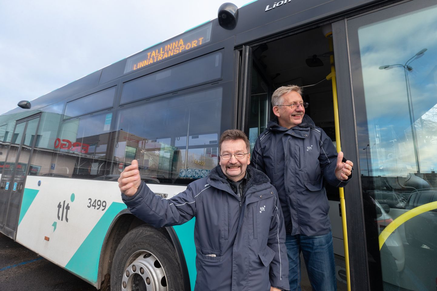 Bussijuhte moosimas. Tallinna Linnatranspordi aktsiaseltsi asejuht Leo Lehtla (vasakul) ja Peeter Johannson.