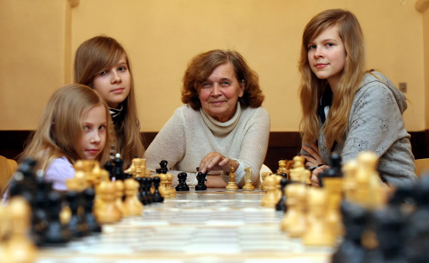 Шахматная династия: сестры Май, Трийн и Анн Нарва вместе с бабушкой Мерике Рытовой.