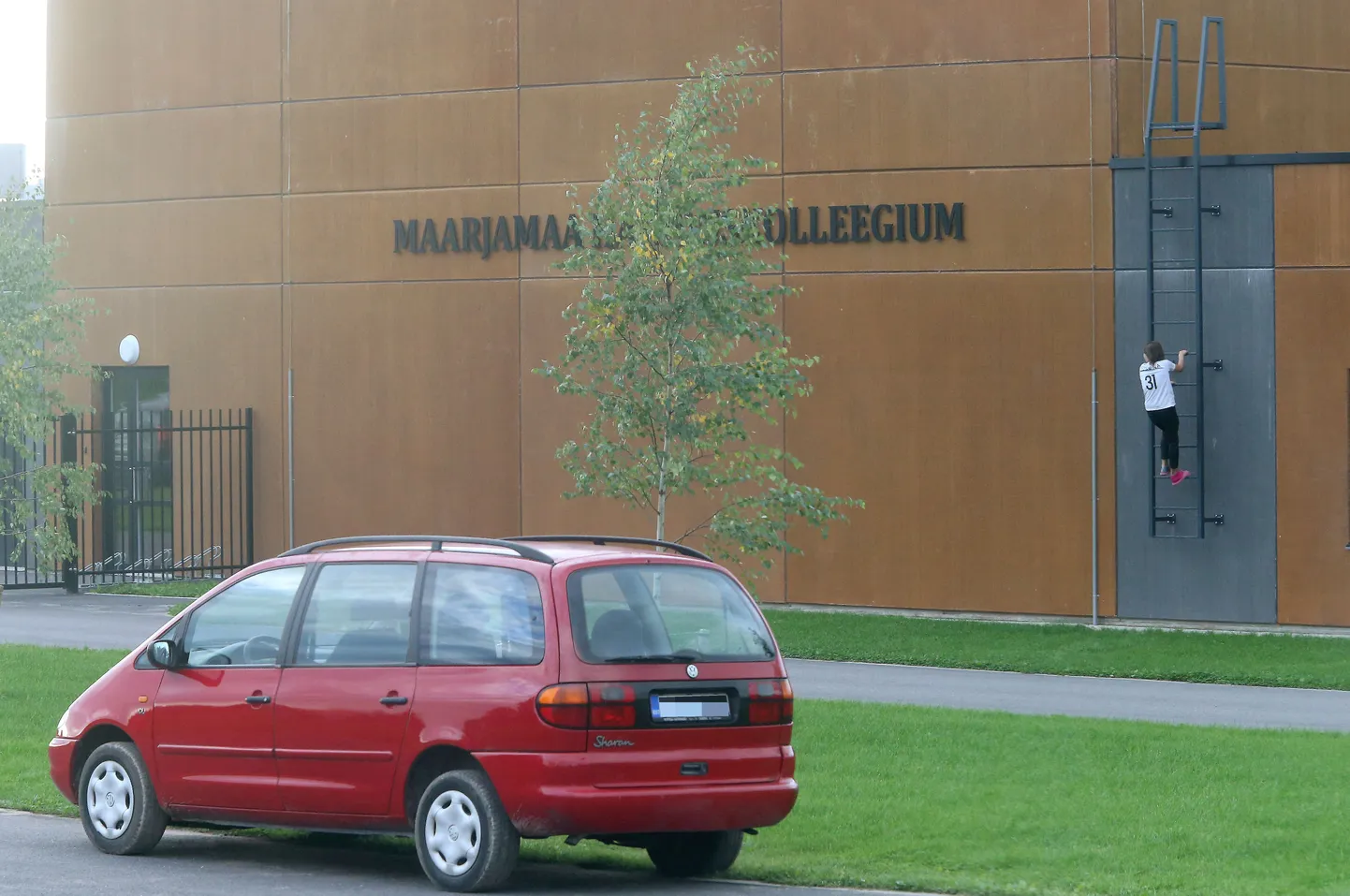 Kaagvere kooli töötajad ka sealsed elanikud on hädas külavahel vandaalitsevate õpilastega.