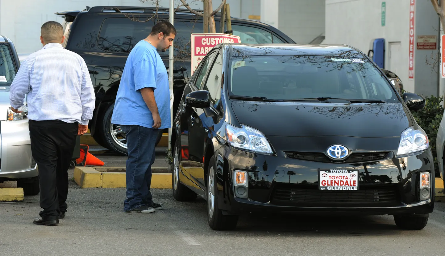 Потенциальный покупатель присматривается к Toyota Prius в Лос-Анджелесе 27 января 2010 после массового отзыва 8 моделей автоконцерна для устранения дефекта педали газа.