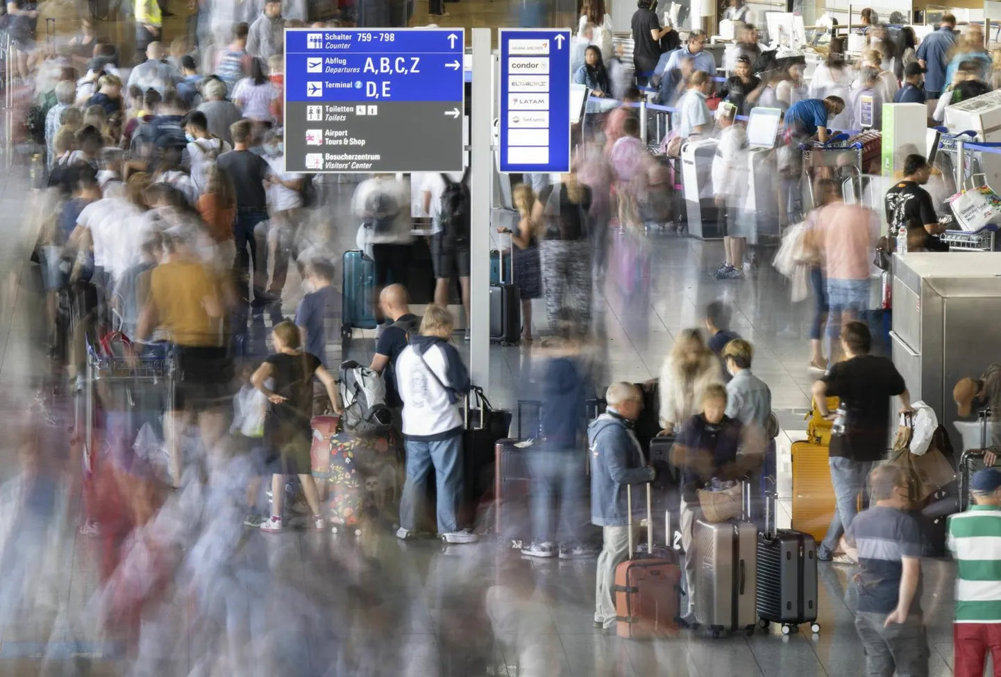 Тысячи людей ждут вылета в аэропорту Франкфурта. Сезон отпусков в Германии только начался, и во Франкфурте прогнозируется рекордный пассажиропоток.
