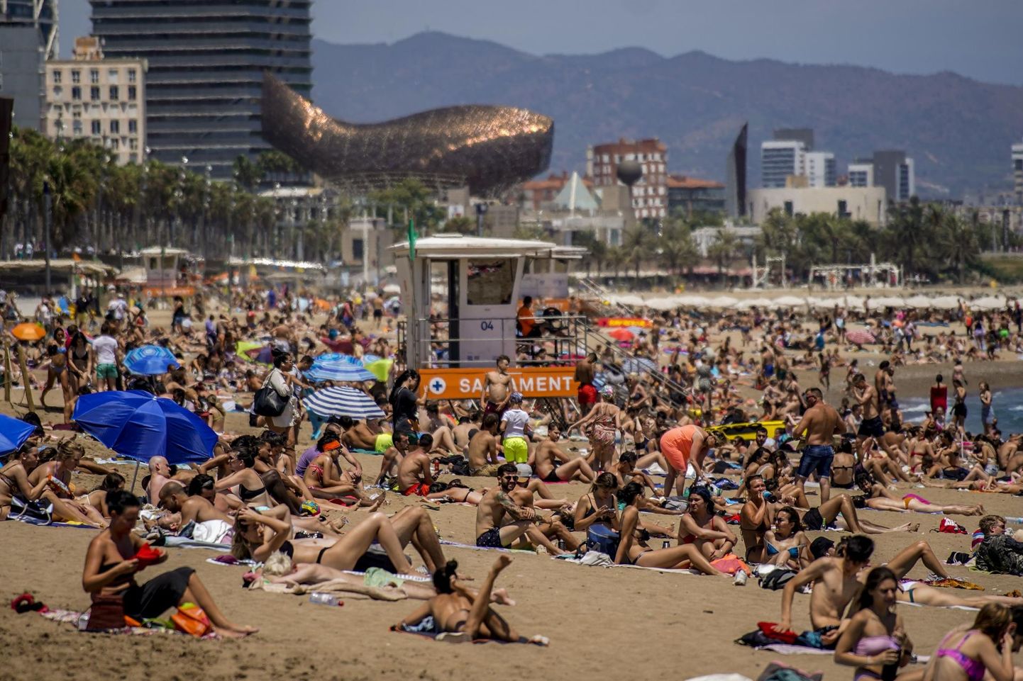 Inimesed Barcelonas rannamõnusid nautimas.