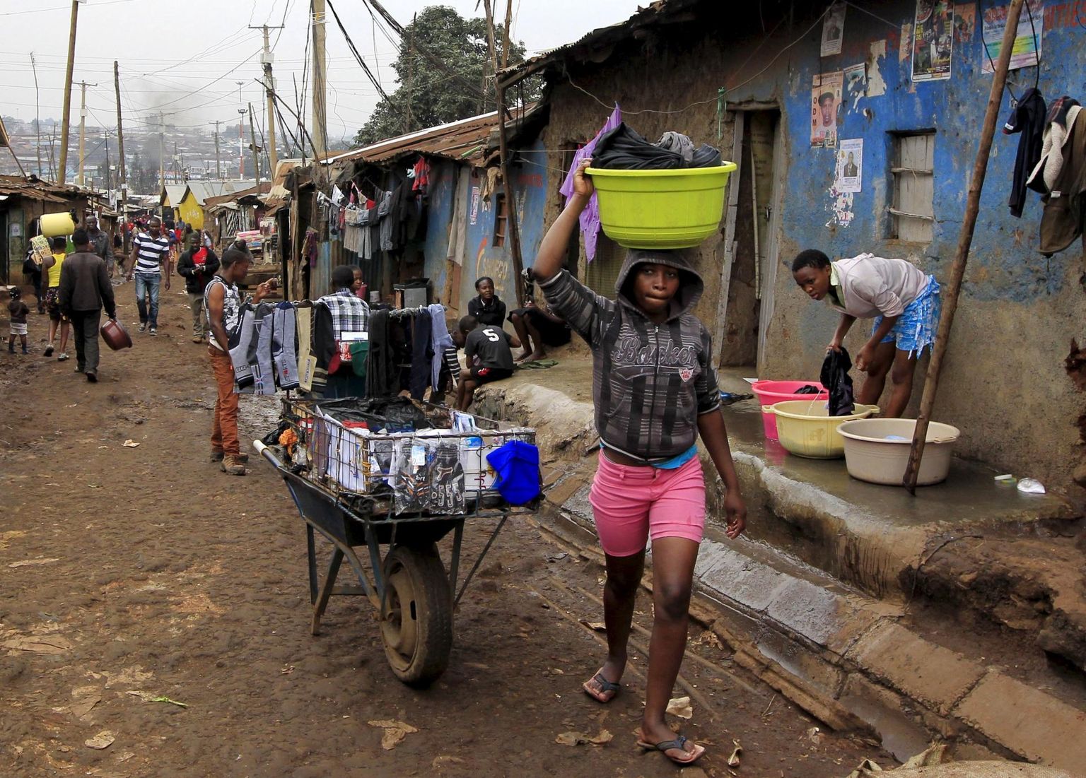 Igapäevaelu Keenia pealinnas Nairobis asuvas Kibera slummis. Halvad sanitaartingimused ja kehv ligipääs arstimitele tingib arengumaades suremise ravitavatesse haigustesse.