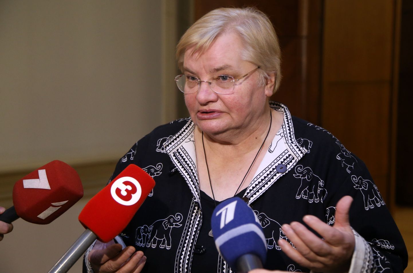 Saeimas deputāte Janīna Kursīte-Pakule atbild uz žurnālistu jautājumiem 