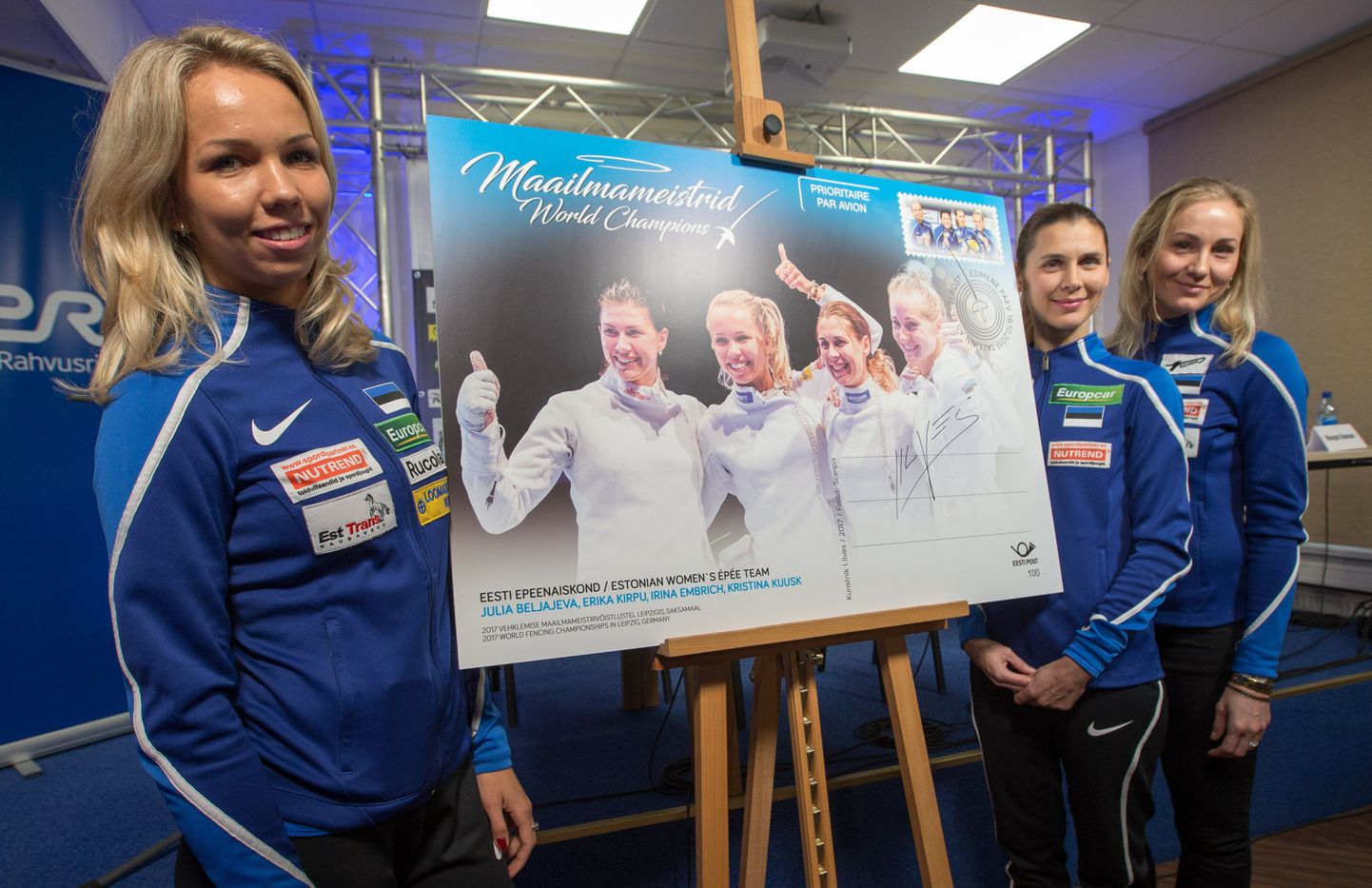 Eesti Post tutvustas epeenaiskonna (pildil koondislastest vasakult Erika Kirpu, Irina Embrich ja Kristina Kuusk) MM-kullale pühendatud «tervikasja» ehk prinditud margiga postkaarti, mis on firma ajaloo 100. Spordile on neist pühendatud 31.