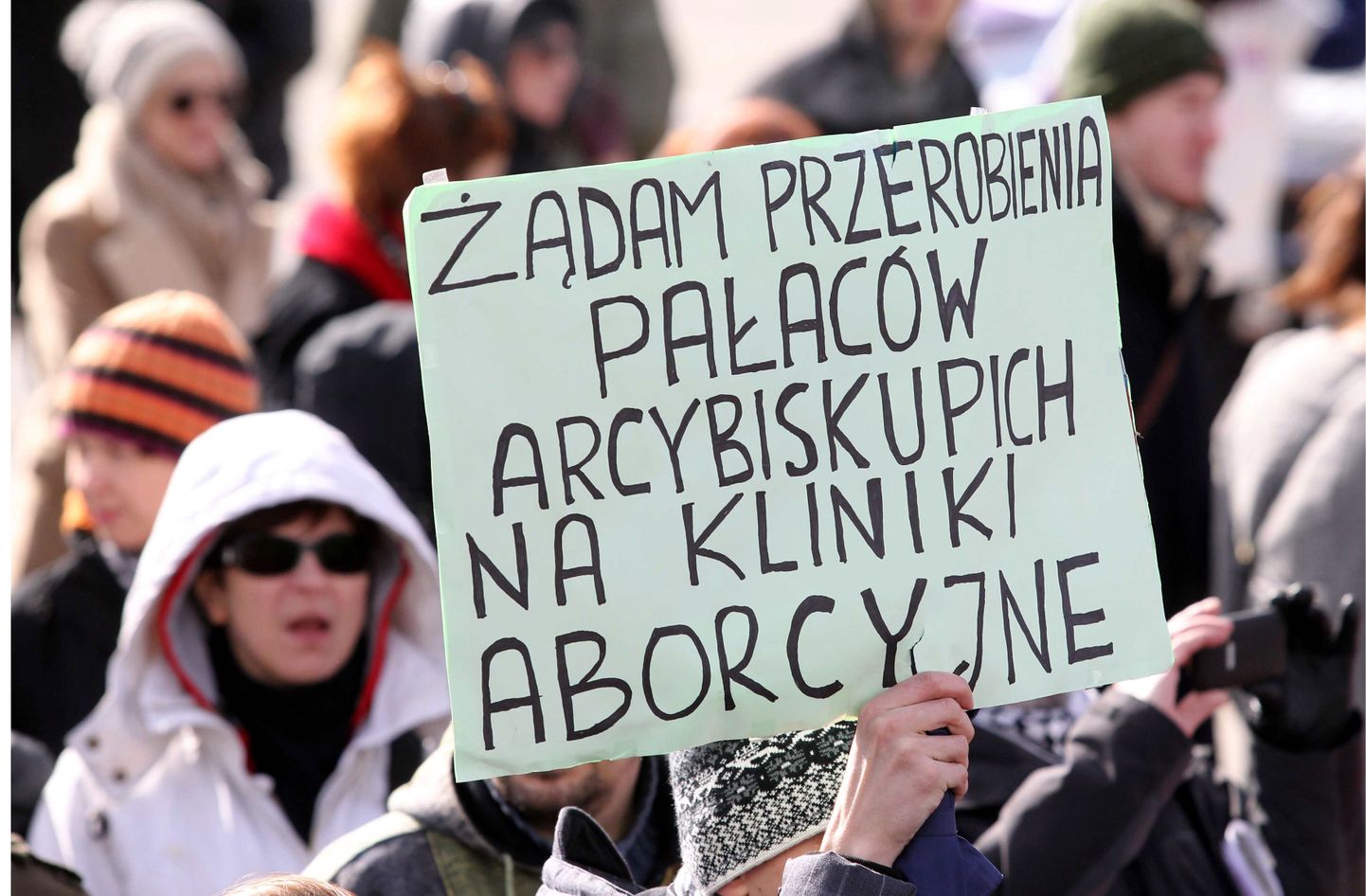 Meeleavaldus, kus poolakad nõuavad kiriku mõju vähendamist riigiasjades.