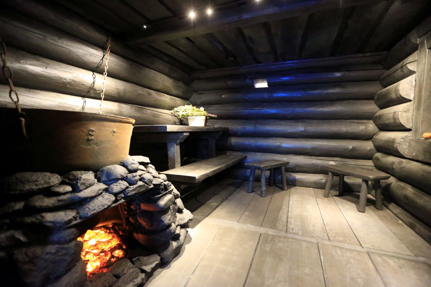 Püsinäituse «Uurali kaja» Karjala saunas läks liitmikust lahti sprinklertoru ja vesi kahjustas näitust.