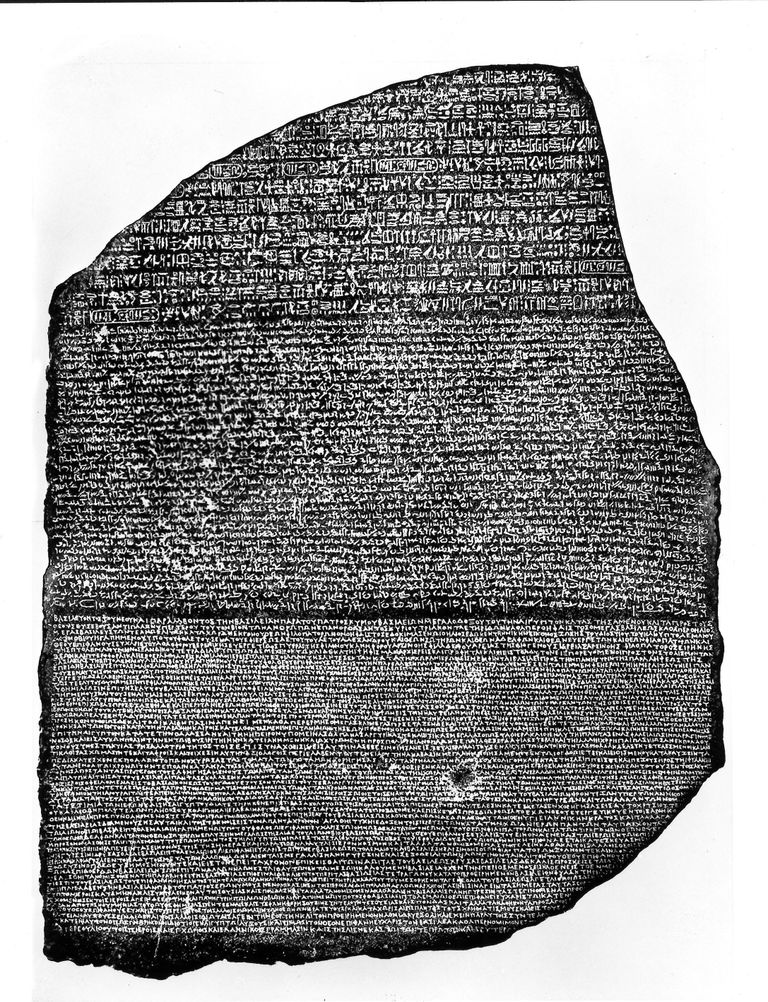 Rosetta kivi, mis leiti 1799 Egiptusest. Sellel olev dokument on kirjutatud egiptuse hieroglüüfkirjas, egiptuse demootilises ehk rahva seas kasutusel olnud lihtsustatud kirjas ja vanakreeka keeles