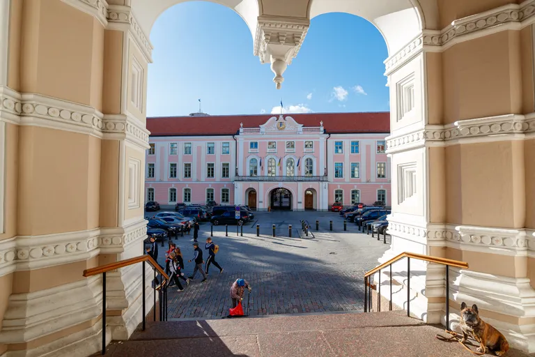 Вид на здание парламента от входа в собор Александра Невского.