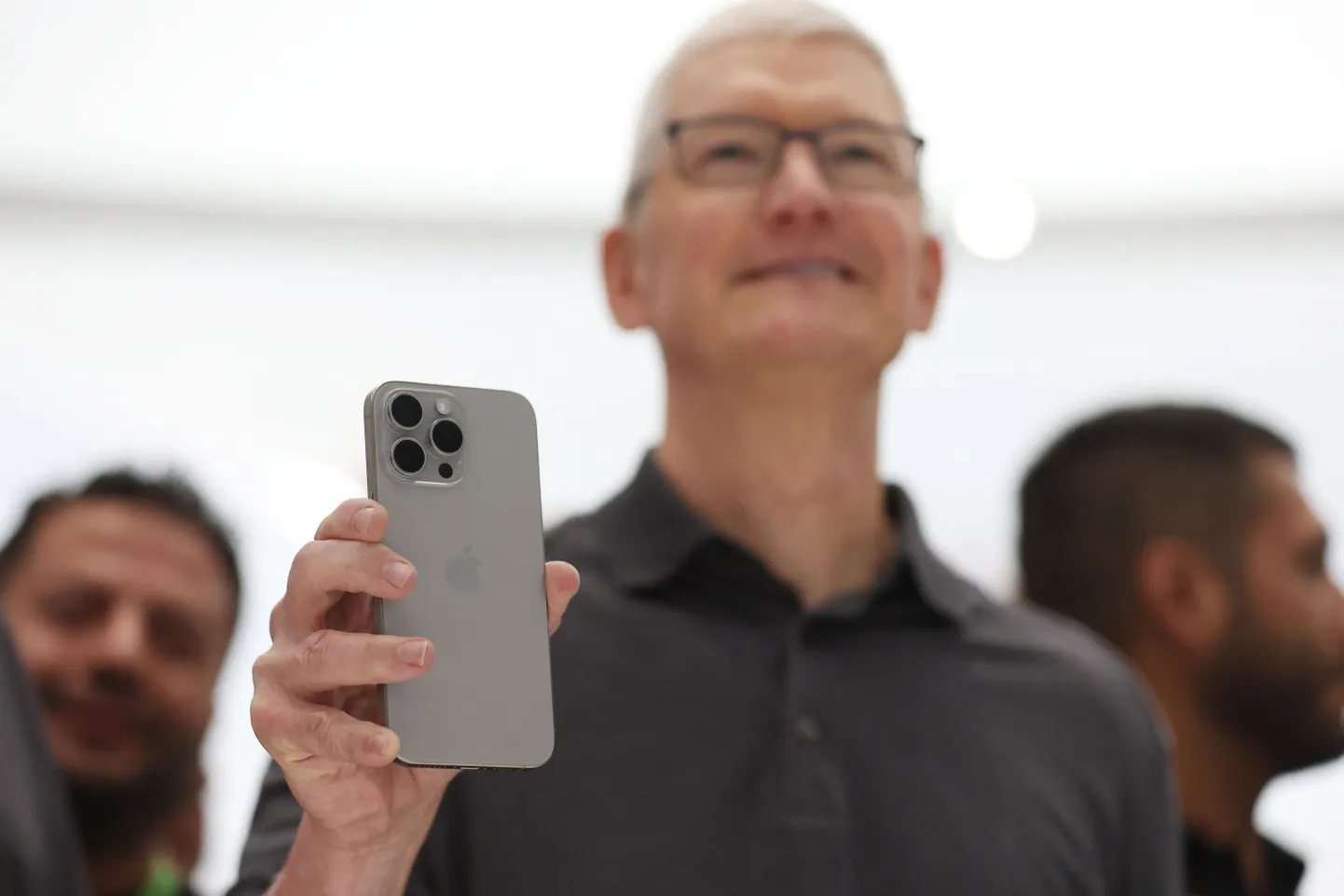 Apple'i tegevjuht Tim Cook näitamas uut iPhone 15 Pro telefoni 12. septembril 2023.