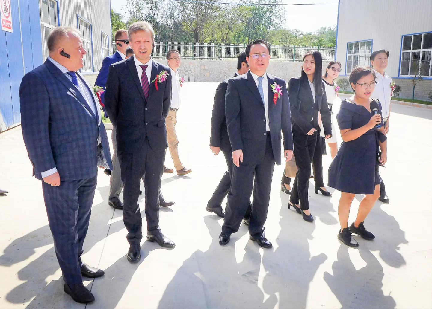 Tehase omanik Vjatšeslav Leedo ühes Eesti suursaadikuga Hiinas Marten Koka ja Jingmeni linnapea Sun Bingiga vastvalminud tööstusega tutvumas.