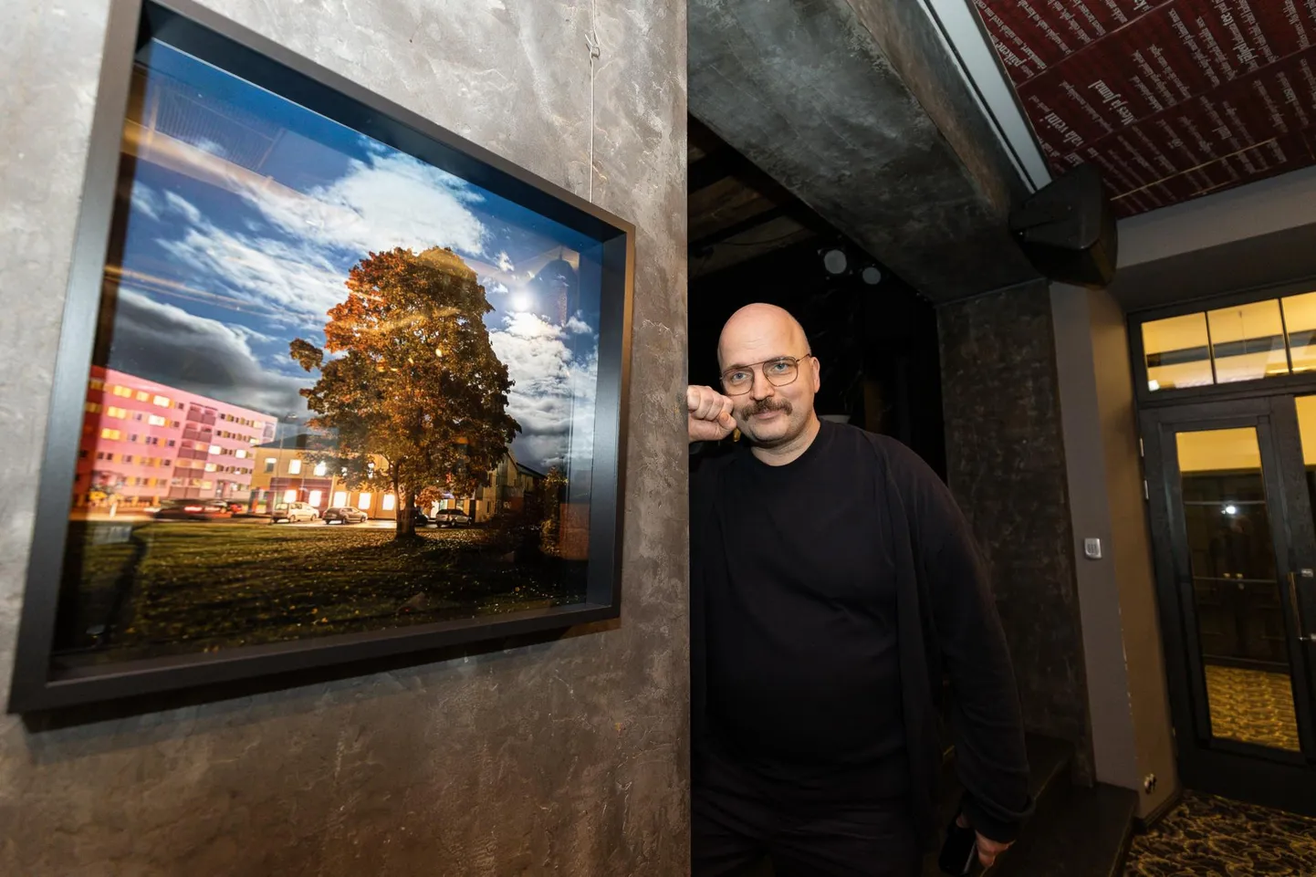 Peeter Raudsepp jagab fotodel peatunud hetki näitusel «Rakvere vaated».