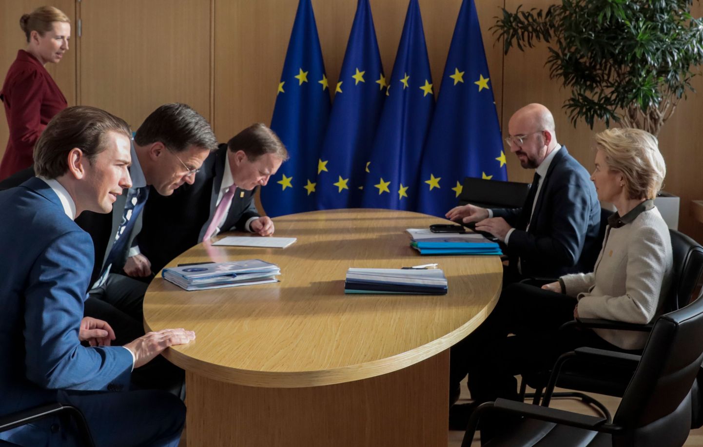 Sebastian Kurz, Mark Rutte, Stefan Löfven ja Mette Frederiksen kohtumisel Euroopa Ülemkogu eesistuja Charles Micheli ja Euroopa Komisjoni presidendi Ursula von der Leyeniga 20. veebruaril.