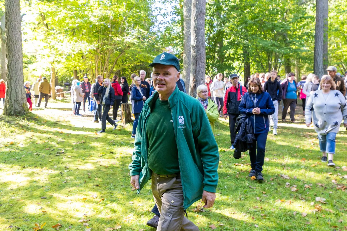 Septembri kolmas laupäev on aastate jooksul olnud metsahoidjate tööle pühendatud päev. Matka- ja metsapäev on ka Türi vallas Tõrvaaugu külas. Pildil juhatab matkalised teele RMK Viljandimaa metsaülemana töötav Elor Ilmet.