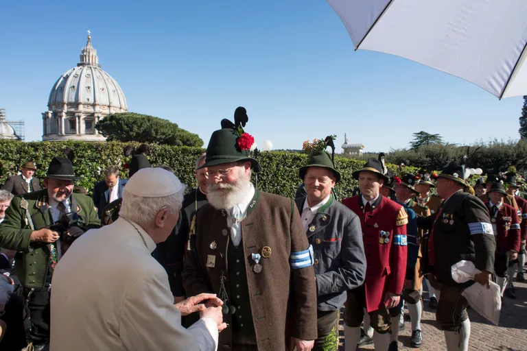 Baieri rahvariides õnnitlejaid tervitas kirikupea Vatikanis sellesama kloostri ees, kuhu ta pärast kirikupea ametist taandumist elama kolis. Foto: Osservatore Romano / Reuters / Scanpix