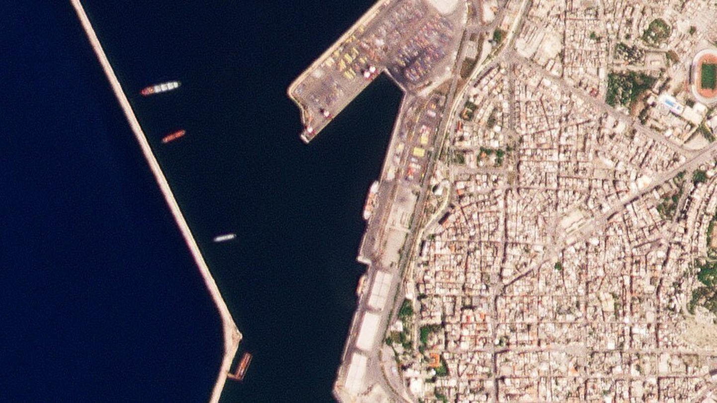 Satelliidipilt Vene lipu all sõitvast laevast Matros Pozinich (keskel) Latakia sadamas Süürias. (Planet Labs PBC via AP)