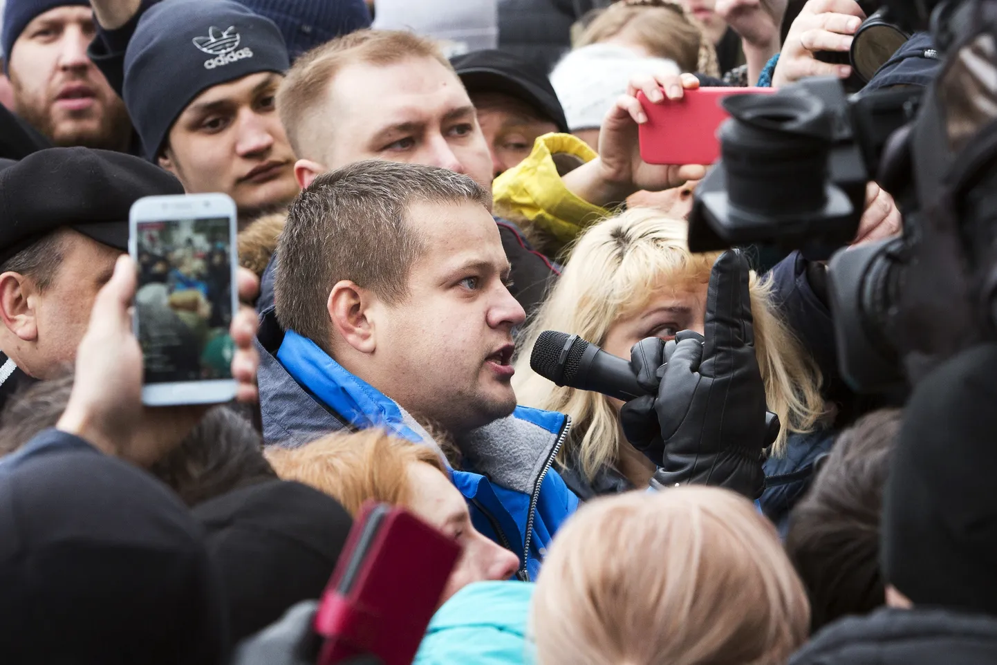 Põlengus oma abikaasa, õe ja kolm last kaotanud Igor Vostrikov (keskel) teisipäeval Kemerovo keskväljakul toimunud meeleavaldusel.