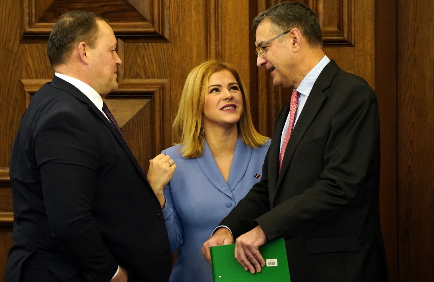 Iekšlietu ministrs RIhards Kozlovskis (no kreisās), Ministru prezidente Evika Siliņa un Saeimas deputāts Jānis Reirs Saeimas sēdē, kurā turpina skatīt 2024. gada valsts budžetu un budžeta ietvaru 2024., 2025. un 2026. gadam.