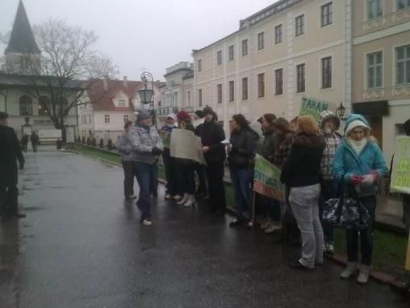 Meeleavaldus Tartu Ülikooli peahoone ees.