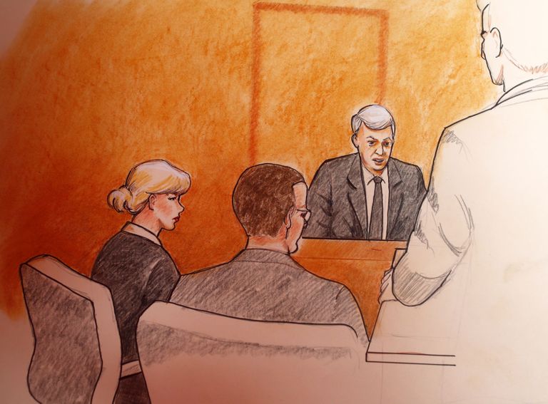 Kohtukunstnik Jeff Kandyba joonistus Taylor Swiftist kohtusaalis 8. augustil. Taustal on tunnistusi andmas endine raadiosaatejuht David Mueller / Scanpix