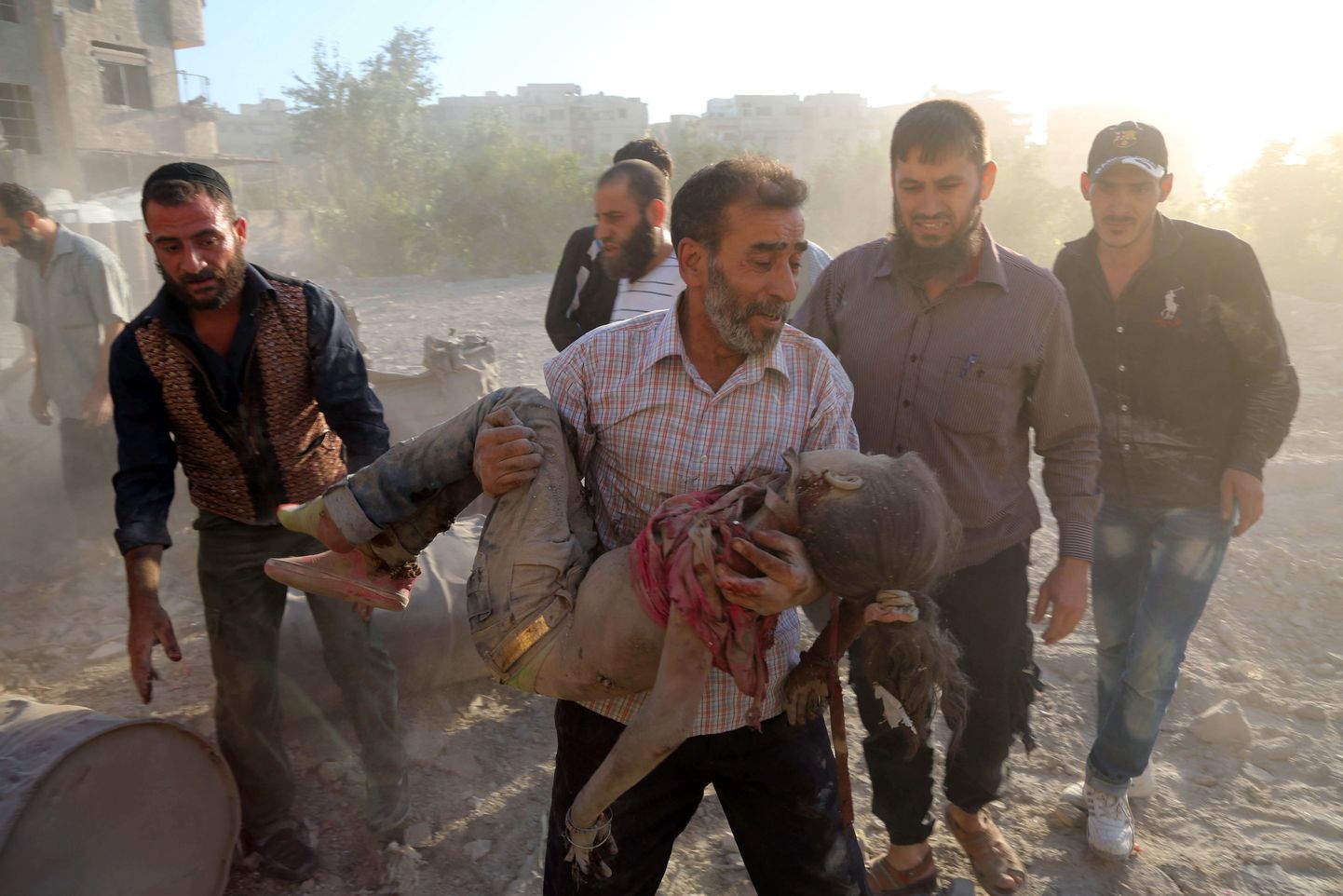 Süüria mees kannab üleeilses õhurünnakus surma saanud tüdrukut. USA süüdistab Moskvat õhurünnakutes tsiviilisikute ja haiglate vastu.