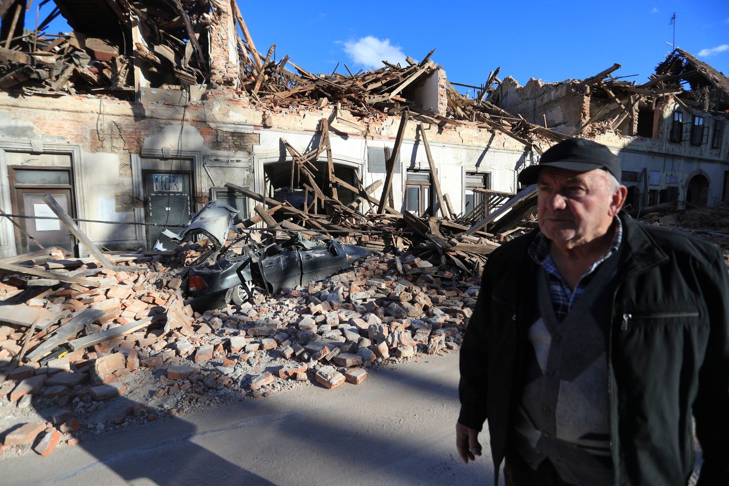 Kohalik elanik Petrinjas purustatud majade juures.