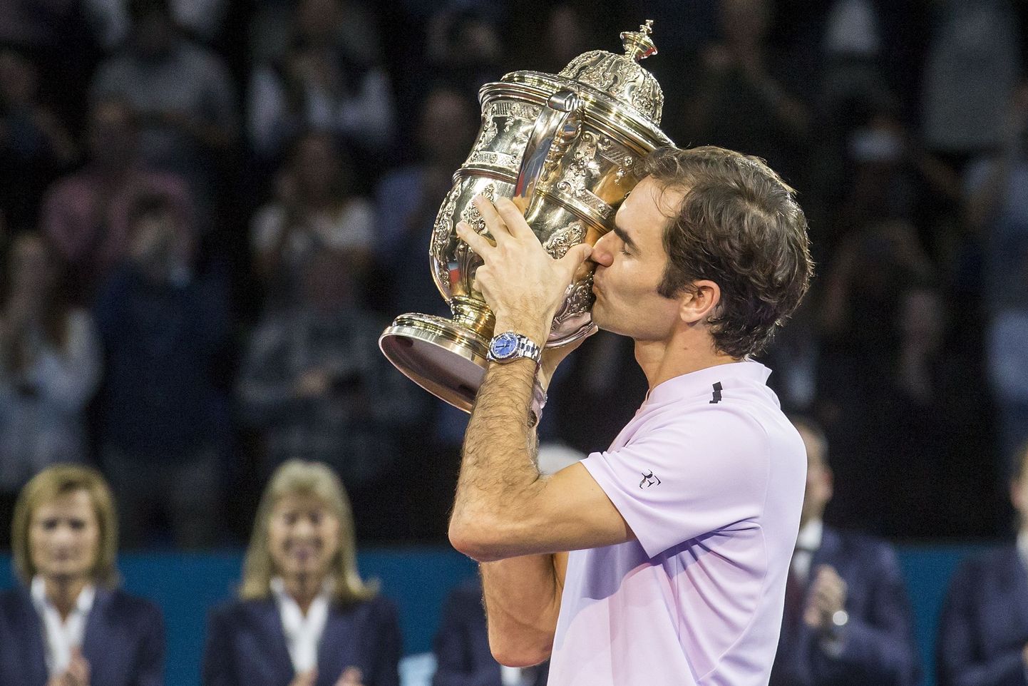 Roger Federer sai koduse Baseli turniiri võidukarika kätte võtta juba kaheksandat korda.
