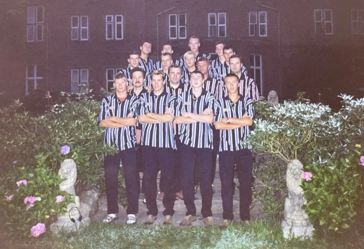 Latvijas junioru volejbola izlase 1997. gadā Londonā.