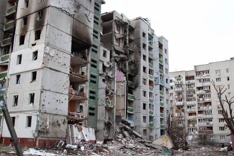 Последствия разрушительных действий путинской России в городе Чернигове: при бомбардировке этого жилого дома погибло более двадцати человек.