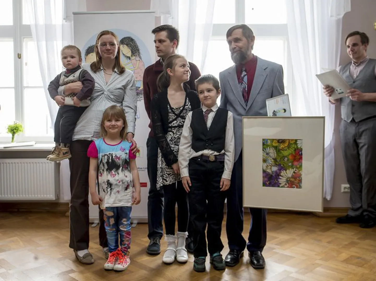 Toomas Kivisild koos nelja lapse ja kahe lapselapsega: tütar Liisa Kütt oma laste Estri ja Rasmusega, vanem poeg Madis, tütar Selga-Mai ning noorim poeg Toomas Joosua.
