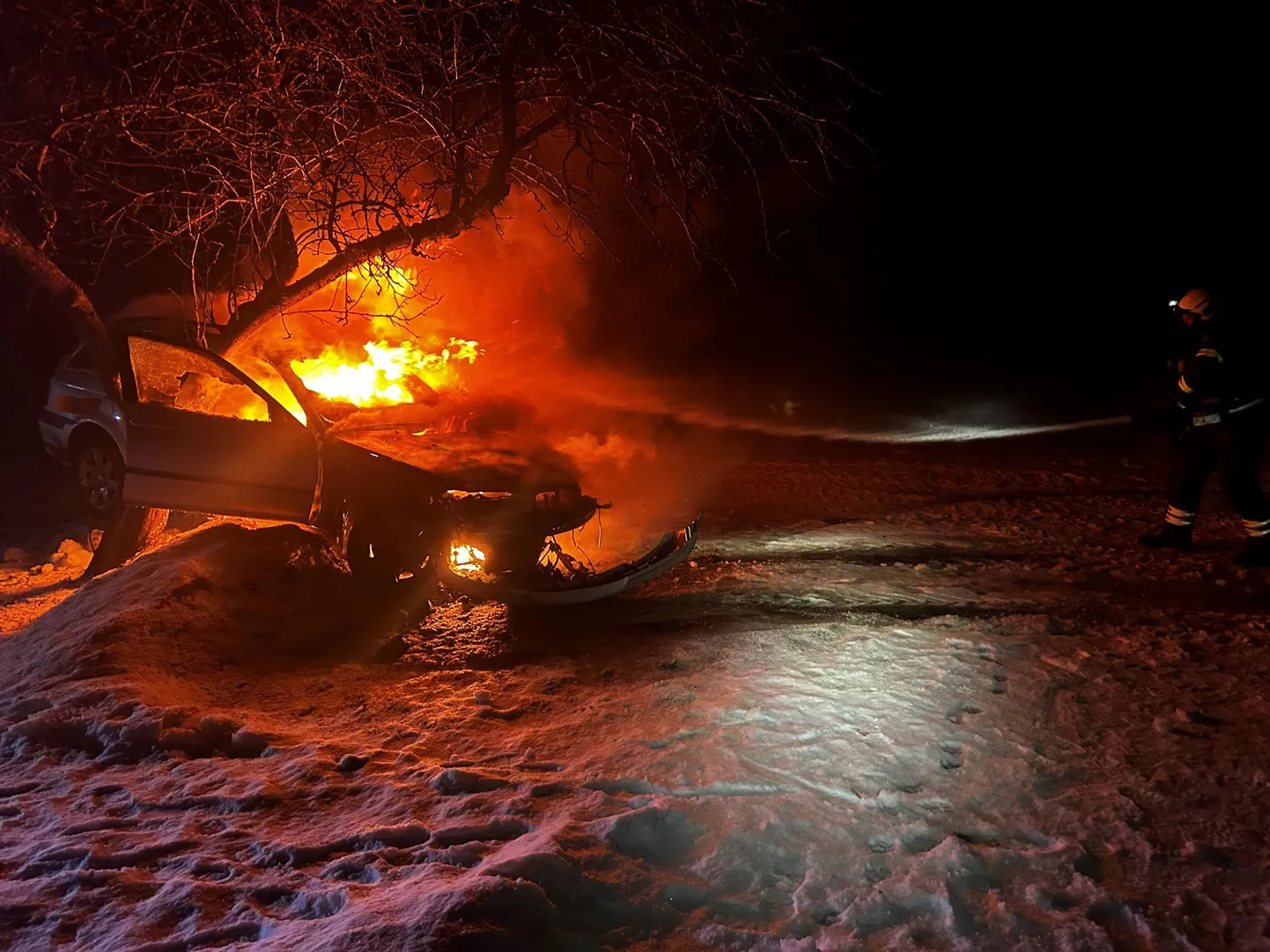 Päästjate saabudes oli tuli levinud salongi ja auto põles lahtise leegiga.