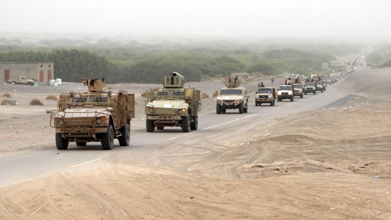 Jeemeni valitsusmeelsete vägede kolonn liikumas Hodeida suunas.