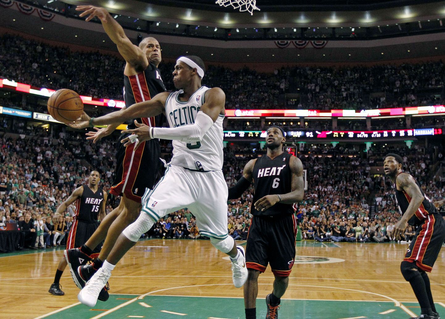 Boston Celticsi mängujuht Rajon Rondo aitas eile meeskonda kaksikduubliga ja Boston viigistas seeria 2:2.