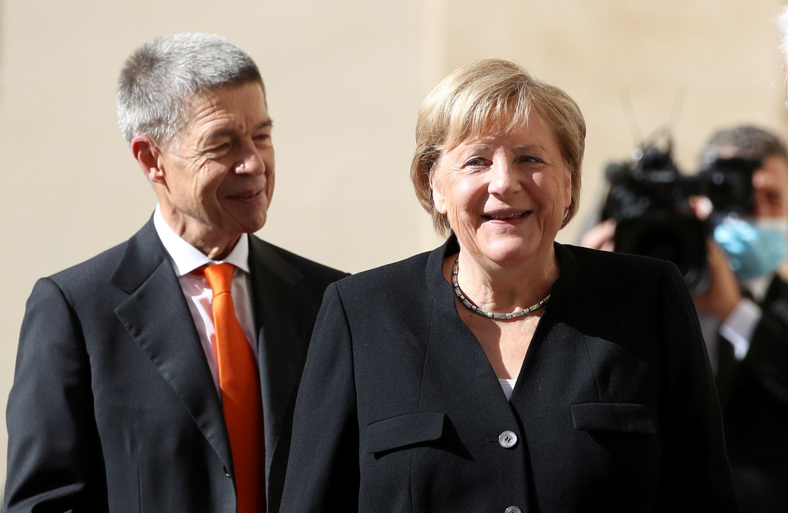 Saksa kantsler Angela Merkel ja ta abikaasa Joachim Sauer 7. oktoobril 2021 Vatikanis enne kohtumist paavst Franciscusega